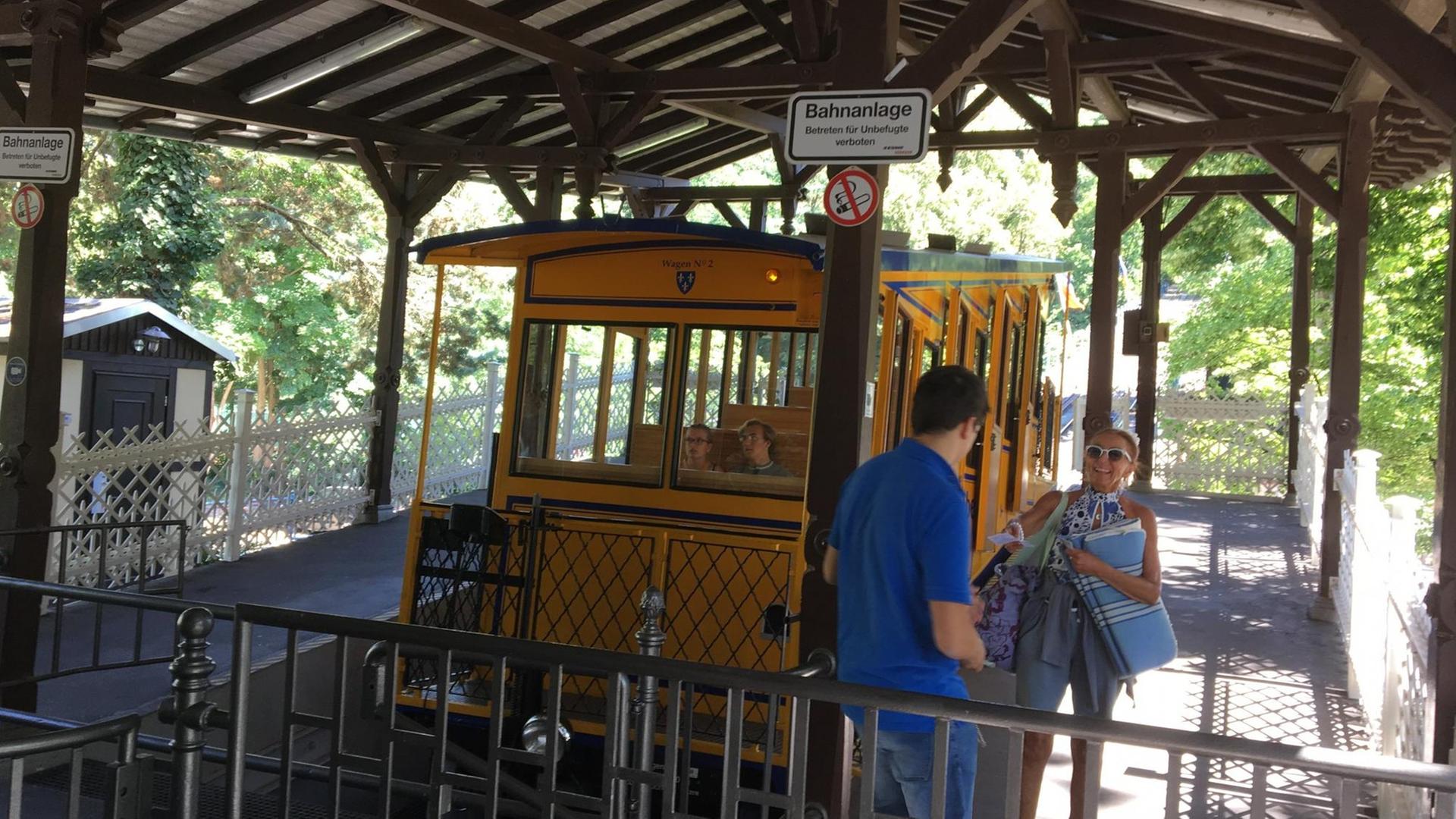 Die Neroberg-Bahn wurde 1888 erbaut, im Dreikaiserjahr. Das Besondere: fast alles ist mechanisch. Die Neroberg-Bahn wurde 1888 erbaut, im Dreikaiserjahr. Das Besondere: fast alles ist mechanisch.