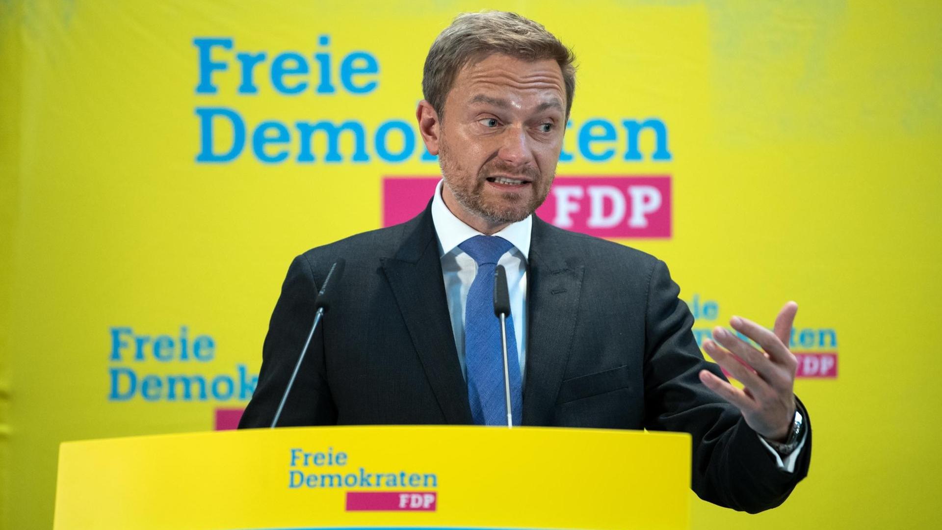 Christian Lindner, Bundesvorsitzender der FDP, äußert sich am 20.11.2017 bei einer Pressekonferenz nach dem Scheitern der Jamaika-Sondierungen. Christian Lindner, Bundesvorsitzender der FDP, äußert sich am 20.11.2017 bei einer Pressekonferenz nach dem Scheitern der Jamaika-Sondierungen.