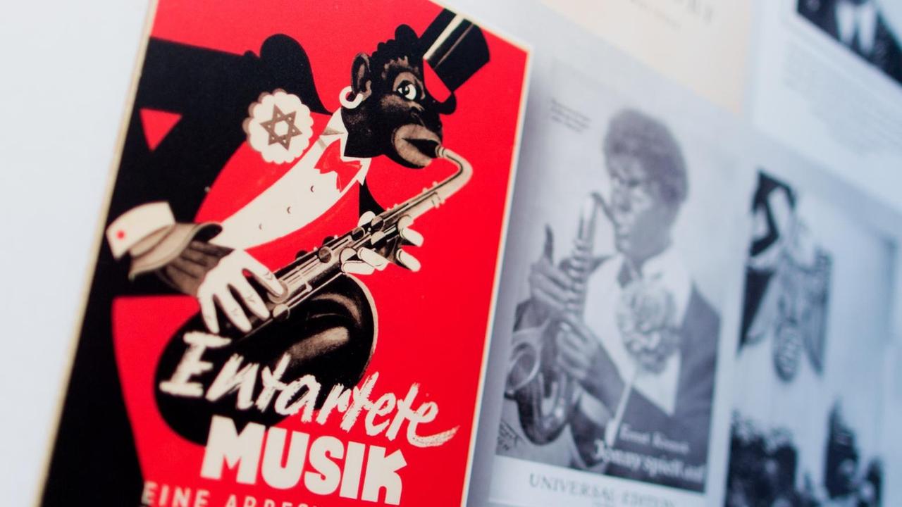 Das verzerrte Bild eines Saxophonspielers, der einen Judenstern trägt und afrikanische Züge trägt, wurde das Symbol von "Entartete Musik" in der Zeit des Nationalsozialismus. Das verzerrte Bild eines Saxophonspielers, der einen Judenstern trägt und afrikanische Züge trägt, wurde das Symbol von "Entartete Musik" in der Zeit des Nationalsozialismus.