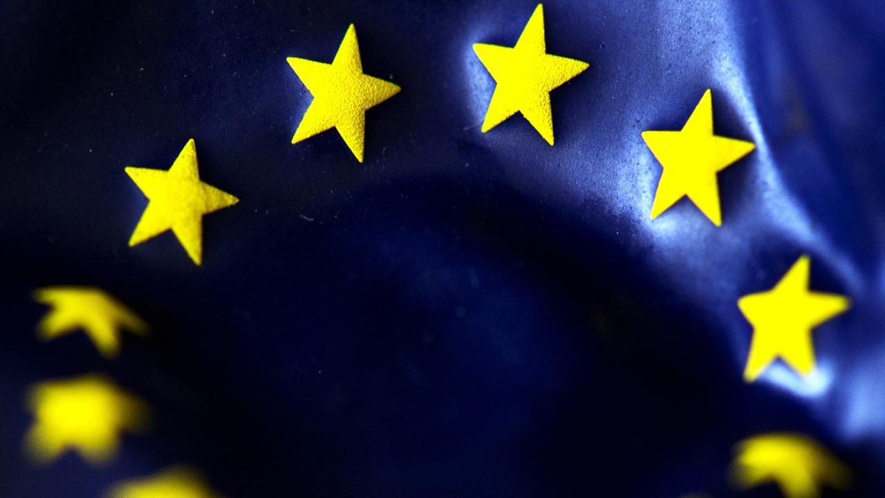 Ein leerer Luftballon mit dem Logo der Europäischen Union