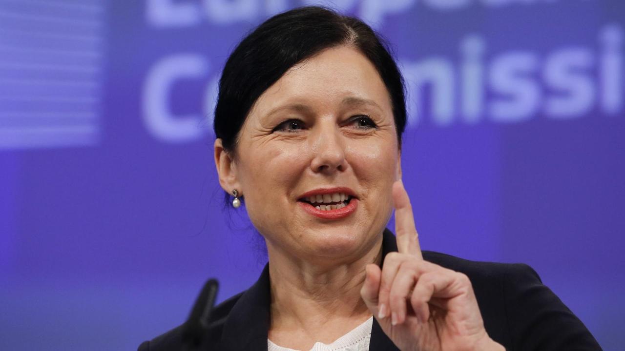 EU-Justizkommissarin Vera Jourova gibt eine Pressekonferenz. EU-Justizkommissarin Vera Jourova gibt eine Pressekonferenz.