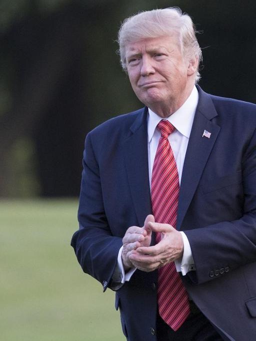 US-Präsident Donald Trump auf einer Wiese vor dem Weißen Haus