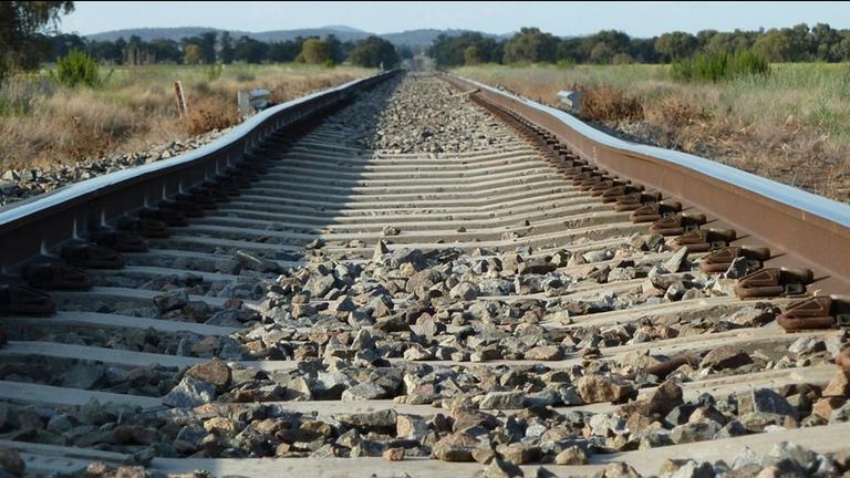 Solche Verformungen von Eisenbahnschienen in Australien haben nichts mit der Corioliskraft zu tun, sondern mit den hohem Temperaturen im Innern des Kontinents Solche Verformungen von Eisenbahnschienen in Australien haben nichts mit der Corioliskraft zu tun, sondern mit den hohem Temperaturen im Innern des Kontinents