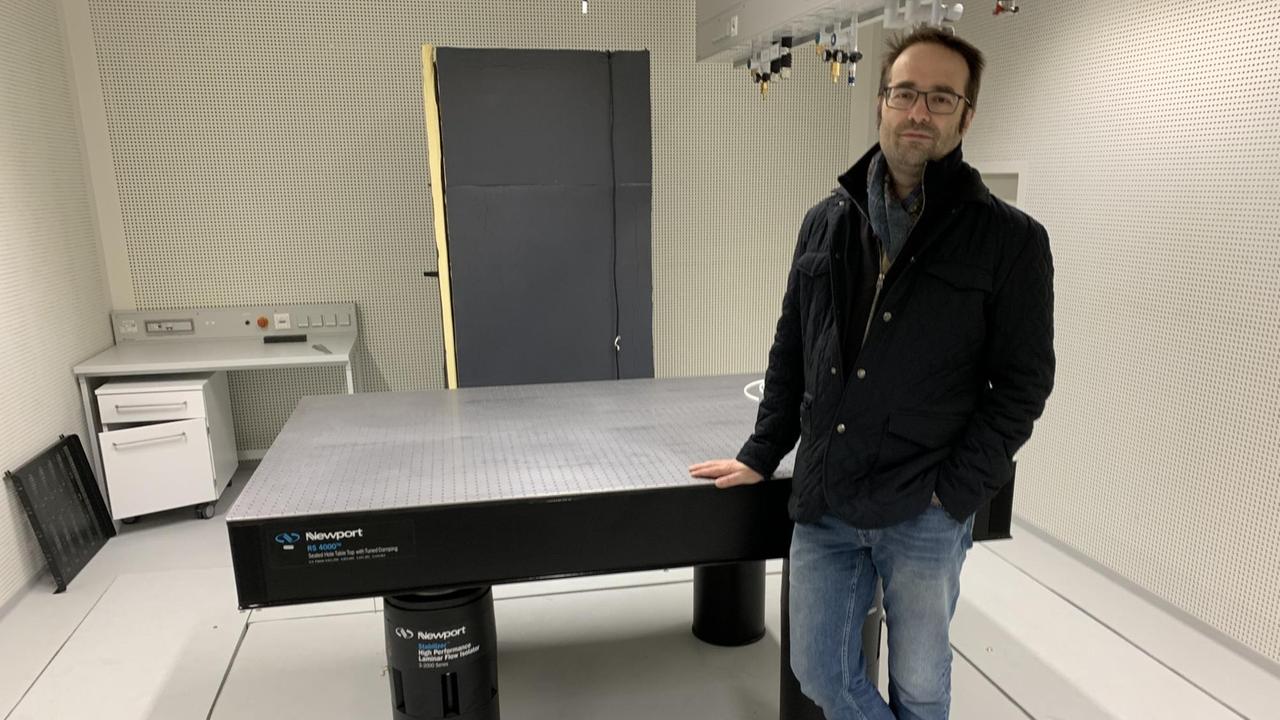Prof. Martin Plenio von der Universität Ulm steht in seinem Quantenbiologie-Labor vor einem Experimentier-Tisch Prof. Martin Plenio von der Universität Ulm steht in seinem Quantenbiologie-Labor vor einem Experimentier-Tisch