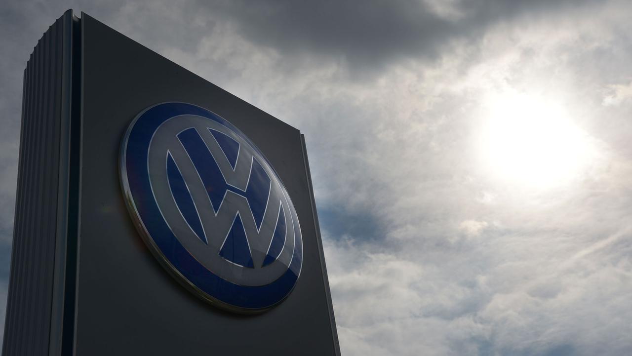 Ein VW Logo aufgenommen am 24.09.2015 im Gegenlicht in Wolfsburg (Niedersachsen).