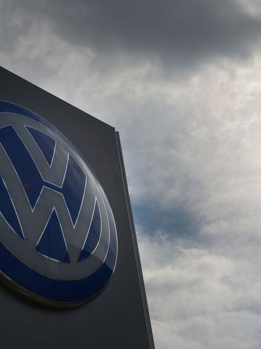 Ein VW Logo aufgenommen am 24.09.2015 im Gegenlicht in Wolfsburg (Niedersachsen).