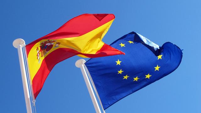 Spaniens Flagge und Europafahne