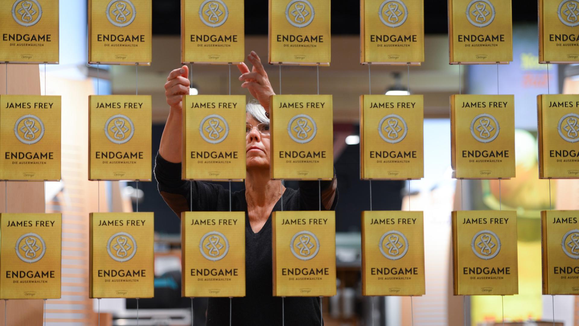 Claudia Maas richtet auf der Buchmesse in Frankfurt am Main (Hessen) am Stand der Verlagsgruppe Oetinger Exemplare von James Freys Buch "Endgame" aus. Claudia Maas richtet auf der Buchmesse in Frankfurt am Main (Hessen) am Stand der Verlagsgruppe Oetinger Exemplare von James Freys Buch "Endgame" aus.