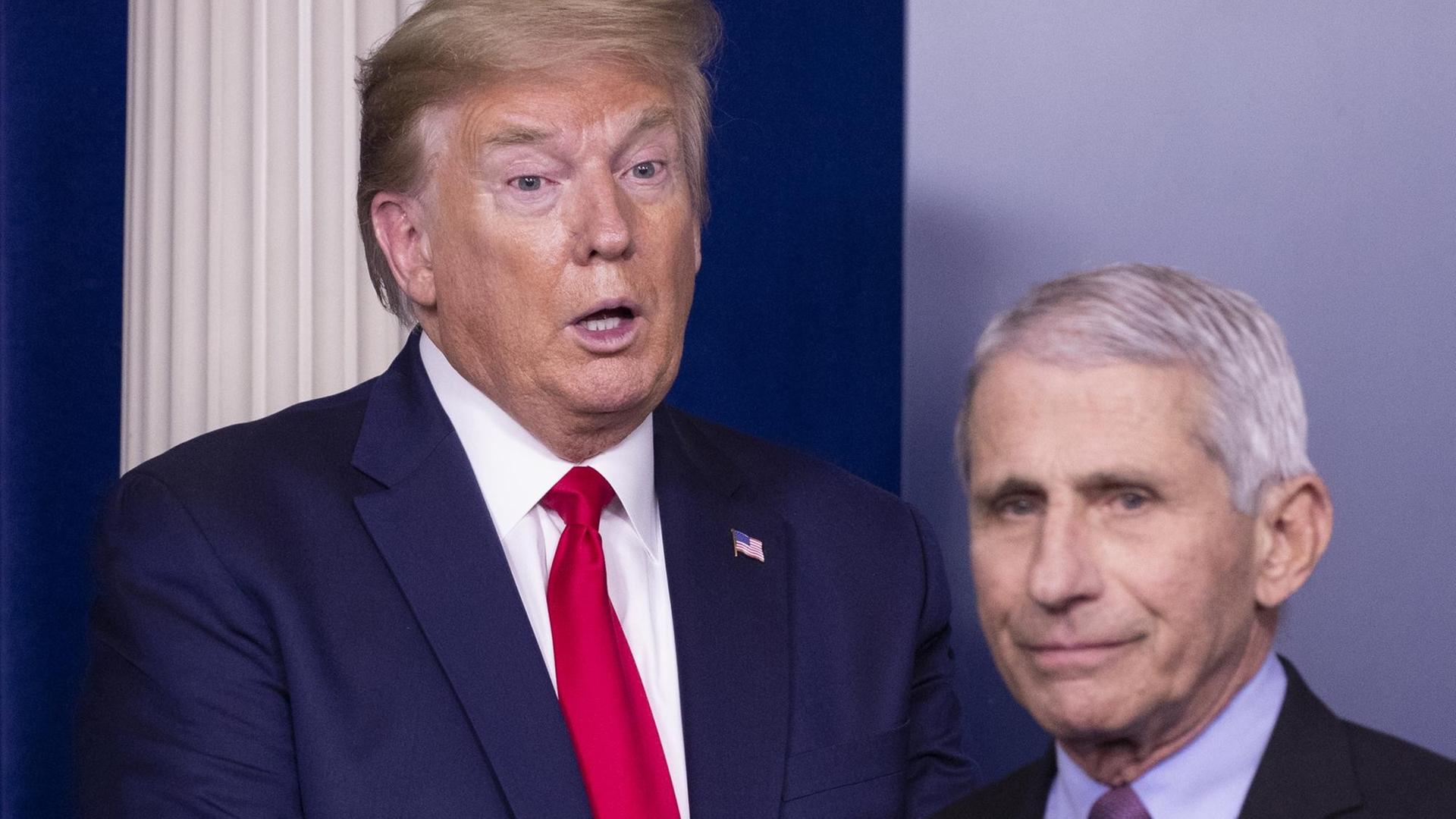 Donald Trump und Anthony Fauci im April bei einem Pressebriefing Donald Trump und Anthony Fauci im April bei einem Pressebriefing