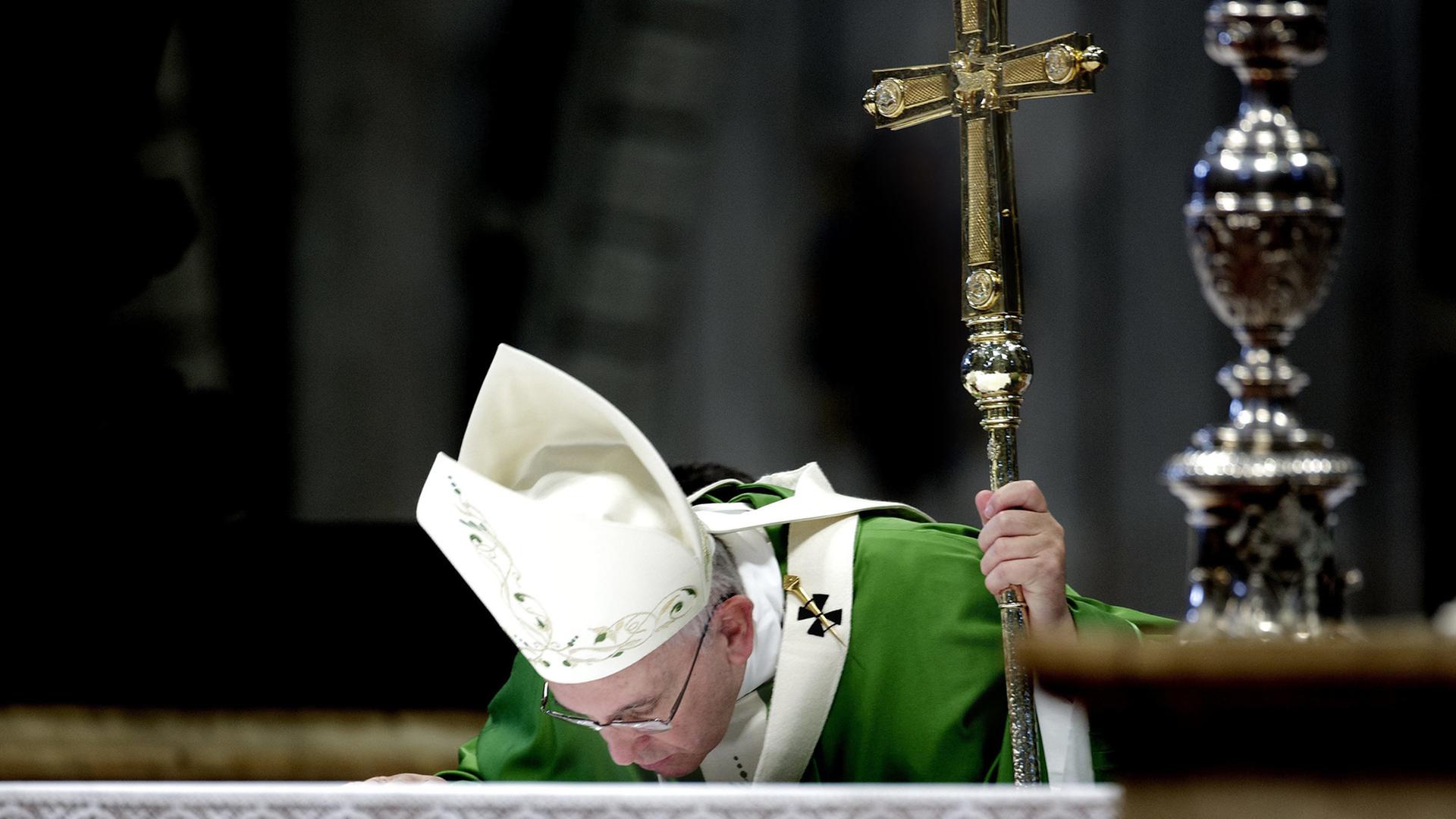 Papst Franziskus zelebriert eine Messe im Petersdom in Rom.