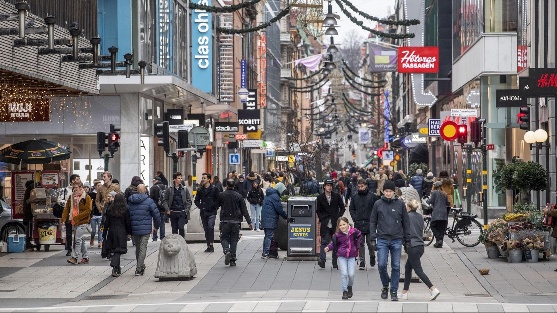 Eine trotz Corona-Pandemie belebte Einkaufsstraße in Schwedens Hauptstadt Stockholm. Niemand trägt eine Mund-Nasen-Bedeckung. Eine trotz Corona-Pandemie belebte Einkaufsstraße in Schwedens Hauptstadt Stockholm. Niemand trägt eine Mund-Nasen-Bedeckung.
