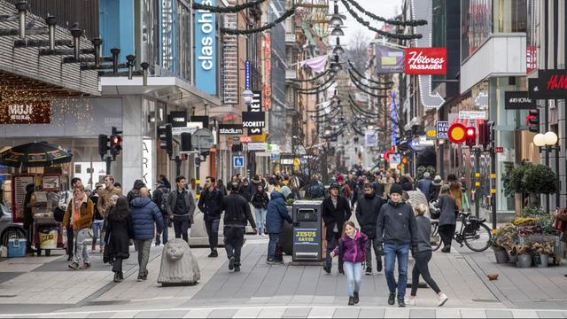 Eine trotz Corona-Pandemie belebte Einkaufsstraße in Schwedens Hauptstadt Stockholm. Niemand trägt eine Mund-Nasen-Bedeckung.