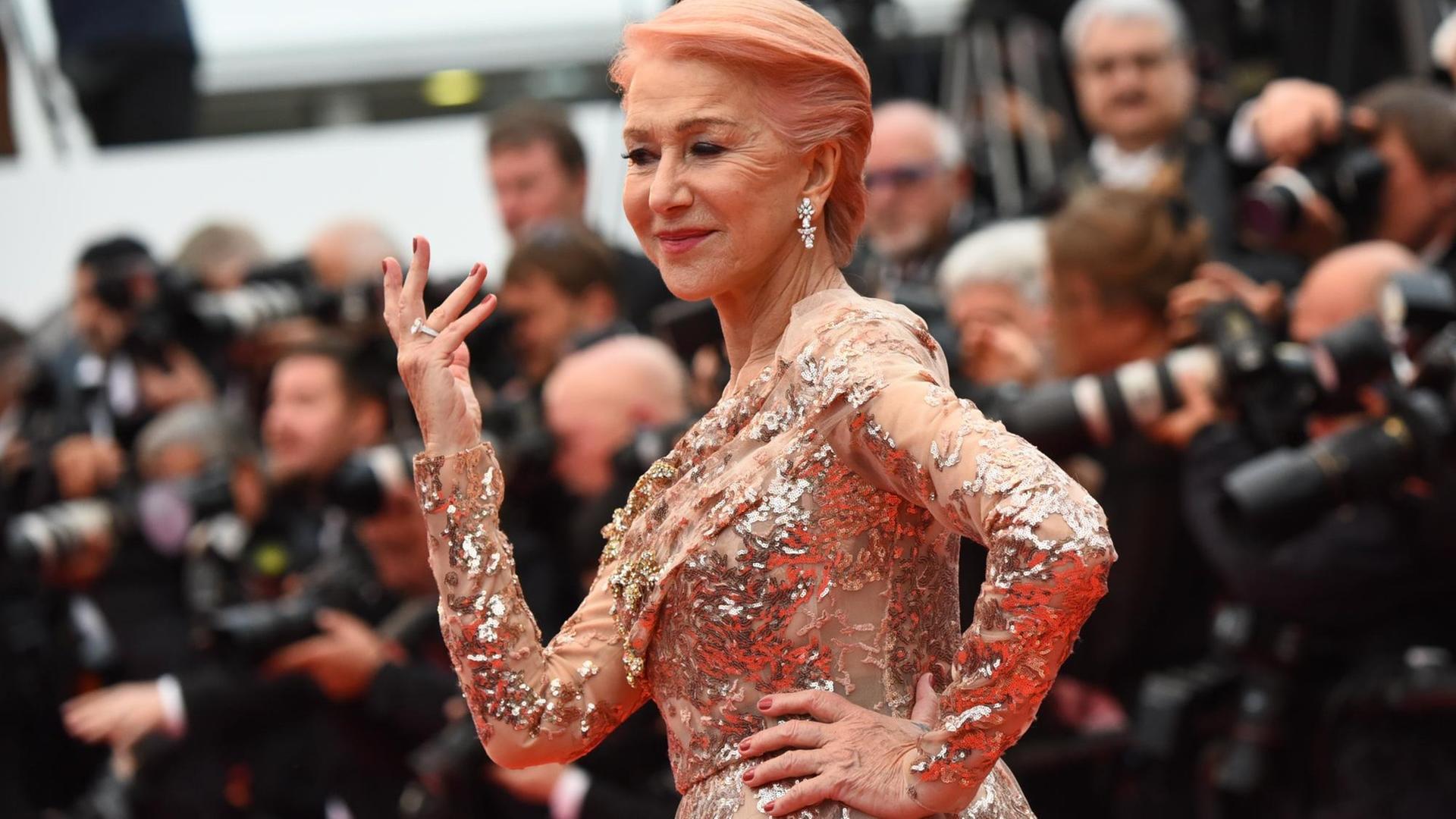Königliche Erscheinung: Schauspielerin Helen Mirren posiert im festlichen Kleid und mit erhobener Hand vor den Fotografinnen und Fotografen bei den Filmfestspielen in Cannes 2019 Königliche Erscheinung: Schauspielerin Helen Mirren posiert im festlichen Kleid und mit erhobener Hand vor den Fotografinnen und Fotografen bei den Filmfestspielen in Cannes 2019