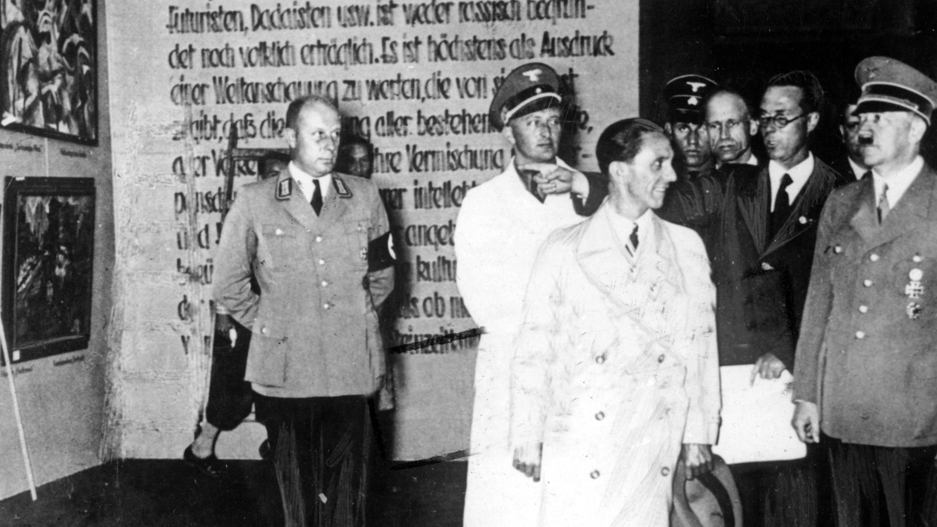 Joseph Goebbels und Adolf Hitler in der Ausstellung "Entartete Kunst"