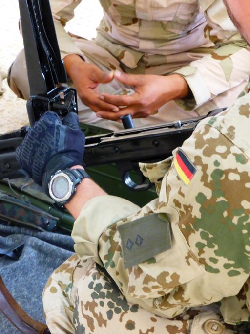 Soldaten der Deutsche Bundeswehr im Ausbildungskommando für irakische Soldaten in Abu Dhabi 2004