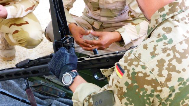 Einweisung der kurdischen Peschmerga in die Handhabung eines Maschinengewehres durch Soldaten der Bundeswehr auf einer Schießanlage des Peschmerga-Ausbildungszentrums nahe der nordirakischen Stadt Erbil.