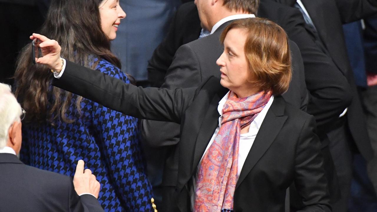 Die AfD-Abgeordnete Beatrix von Storch macht bei der Konstituierenden Sitzung des Bundestages ein Foto mit ihrem Mobiltelefon. Die AfD-Abgeordnete Beatrix von Storch macht bei der Konstituierenden Sitzung des Bundestages ein Foto mit ihrem Mobiltelefon.