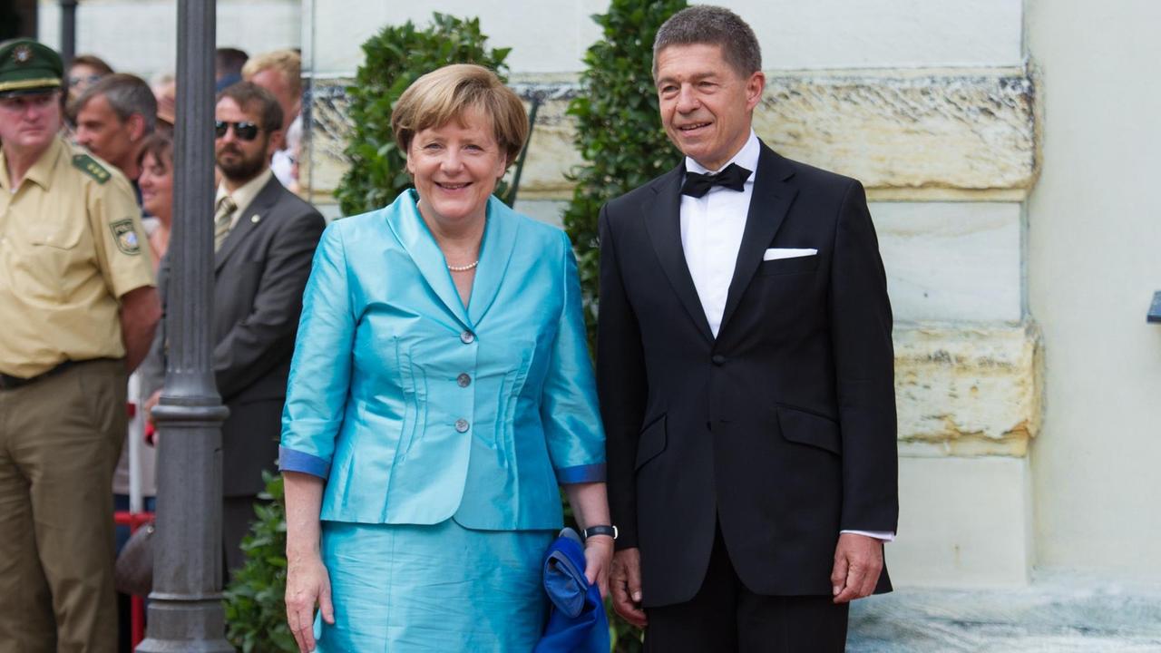 Bundeskanzlerin Angela Merkel und Ehemann Joachim Sauer bei ihrer Ankunft am Festspielhaus in Bayreuth. Gegeben wird Tristan und Isolde. Bundeskanzlerin Angela Merkel und Ehemann Joachim Sauer bei ihrer Ankunft am Festspielhaus in Bayreuth. Gegeben wird Tristan und Isolde.