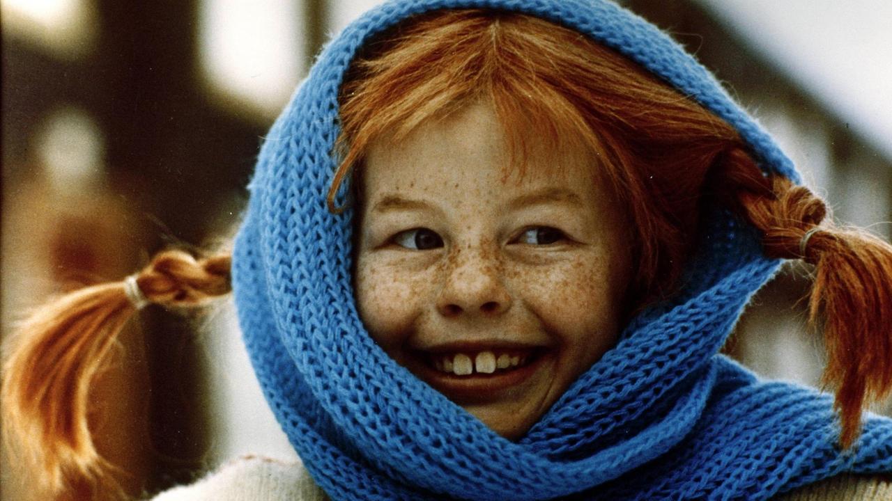 Pippi Langstrumpf eingehüllt in einen blauen Schal