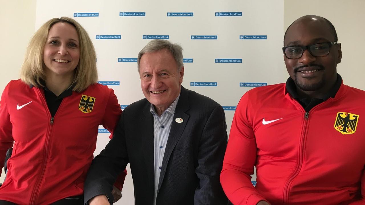 Friedhelm Julius Beucher, Präsident des Deutsche Behindertensportverbands mit Annika Zeyen (li.) und Alhassane Baldé (r.) Friedhelm Julius Beucher, Präsident des Deutsche Behindertensportverbands mit Annika Zeyen (li.) und Alhassane Baldé (r.)