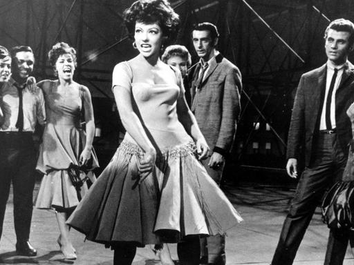 Anita (Rita Moreno, M.) tanzt im Filmklassiker "West Side Story" von 1961.