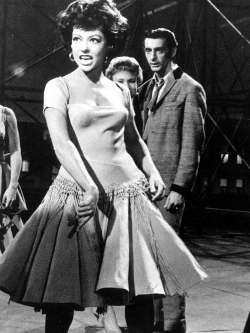 Anita (Rita Moreno, M.) tanzt im Filmklassiker "West Side Story" von 1961.