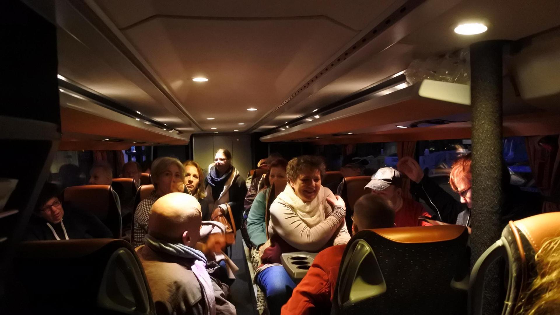 Teilnehmer der Stadtrundfahrt in einfacher Sprache sitzen im Bus. Teilnehmer der Stadtrundfahrt in einfacher Sprache sitzen im Bus.