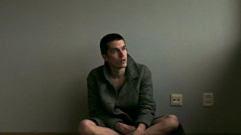 Szene aus dem Film "My Stuff": Petri Luukkainen sitzt in seinem leeren Zimmer. Er hat nur wenig Kleidung an. Szene aus dem Film "My Stuff": Petri Luukkainen sitzt in seinem leeren Zimmer. Er hat nur wenig Kleidung an.