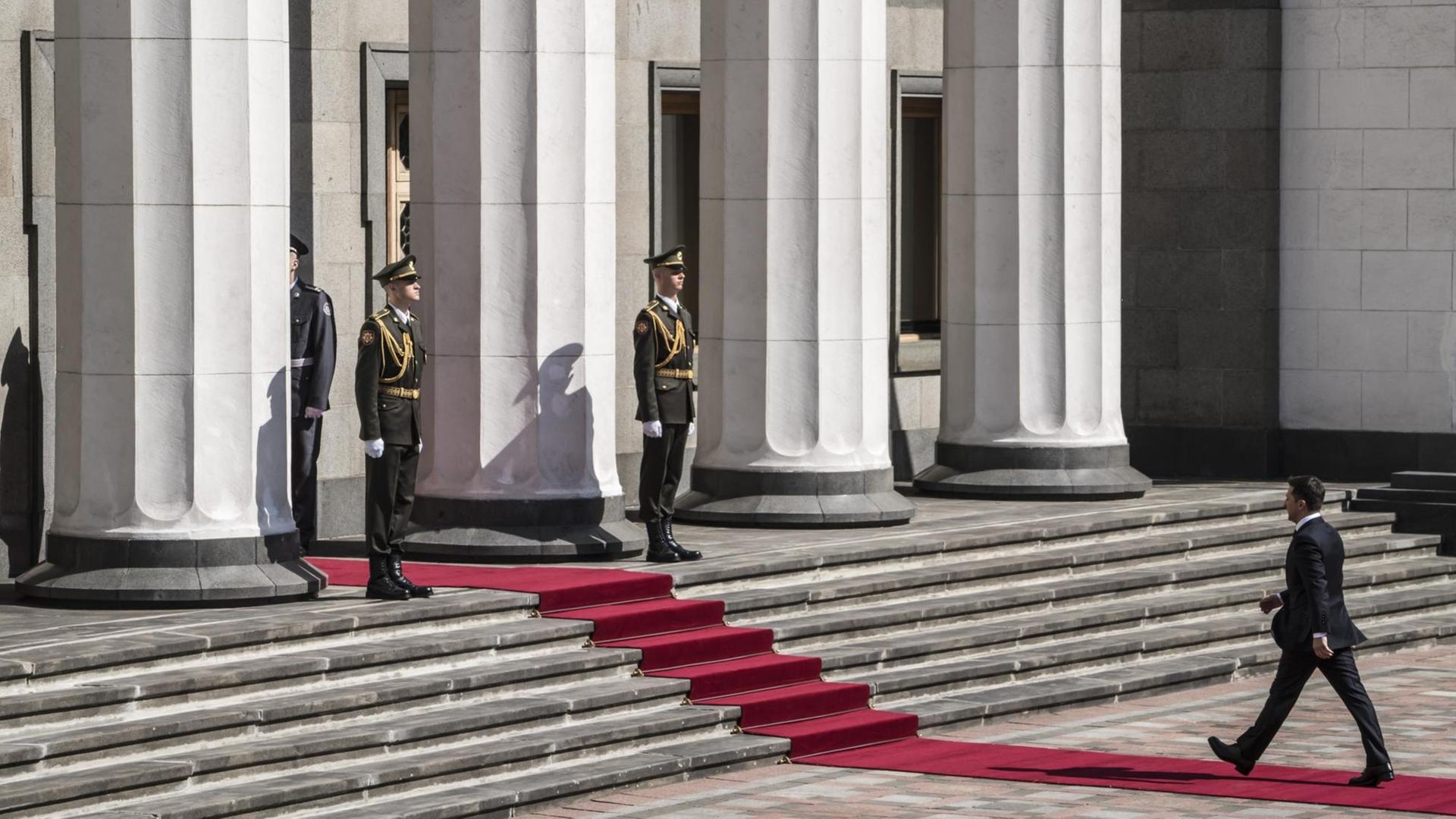 Der gewählte ukrainische Präsident Volodymyr Zelenskiy auf dem Weg ins Parlament. Der gewählte ukrainische Präsident Volodymyr Zelenskiy auf dem Weg ins Parlament.