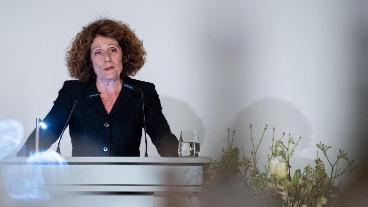 Rachel Salamander, Buchhandelsunternehmerin, steht im Saal des Alten Münchener Rathauses bei der Verleihung der Ehrenbürgerwürde auf der Bühne. Die Ehrenbürgerwürde der Stadt München wurde an sieben Persönlichkeiten verliehen.
