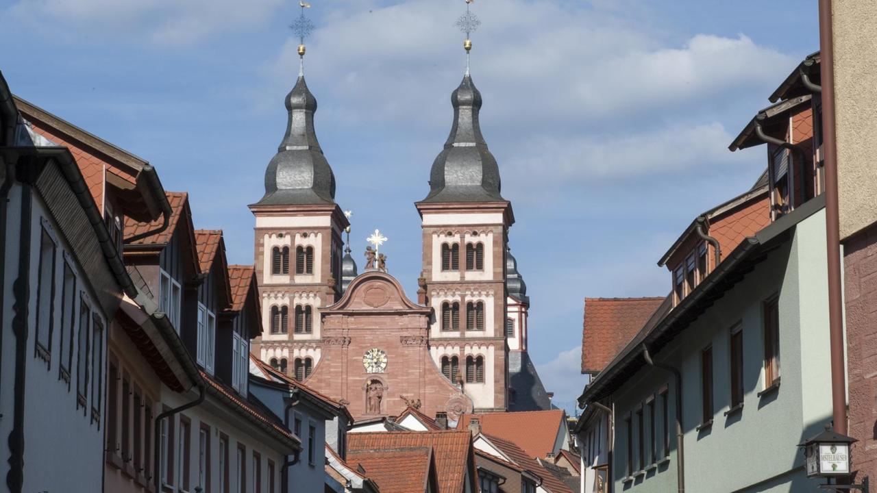 Die Türme der Klosterkirche in Amorbach im bayerischen Odenwald