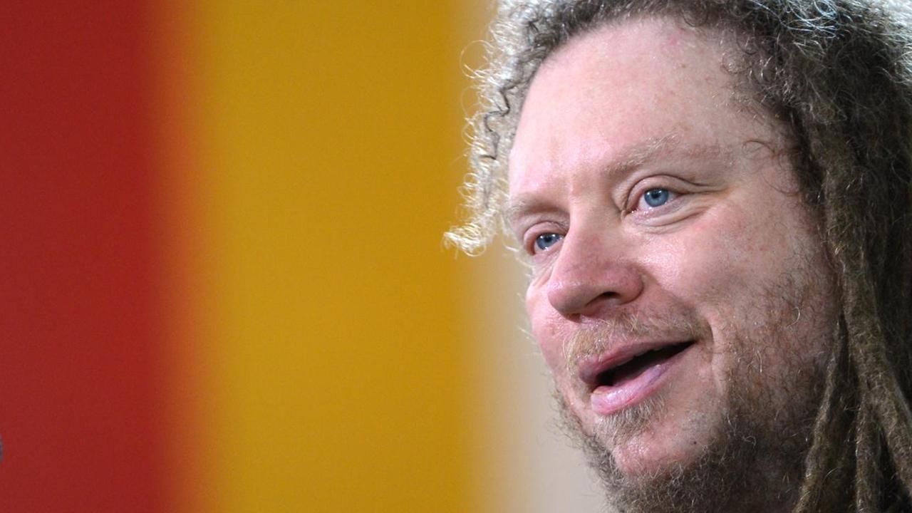 Der US-amerikanische Informatiker, Musiker und Schriftsteller Jaron Lanier lächlt am 12.10.2014 in der Paulskirche in Frankfurt am Main (Hessen) im Anschluss an seine Dankesrede zur Verleihung des Friedenspreises des Deutschen Buchhandels. Mit der Auszeichnung wird ein Mahner des Internets geehrt. Der renommierte Friedenspreis wird seit 1950 zum Abschluss der Buchmesse vergeben und ist mit 25.000 Euro dotiert. Foto: Arne Dedert/dpa | Verwendung weltweit Der US-amerikanische Informatiker, Musiker und Schriftsteller Jaron Lanier lächlt am 12.10.2014 in der Paulskirche in Frankfurt am Main (Hessen) im Anschluss an seine Dankesrede zur Verleihung des Friedenspreises des Deutschen Buchhandels. Mit der Auszeichnung wird ein Mahner des Internets geehrt. Der renommierte Friedenspreis wird seit 1950 zum Abschluss der Buchmesse vergeben und ist mit 25.000 Euro dotiert. Foto: Arne Dedert/dpa | Verwendung weltweit