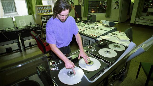 Ein DJ an Plattentellern im Studio von DT64