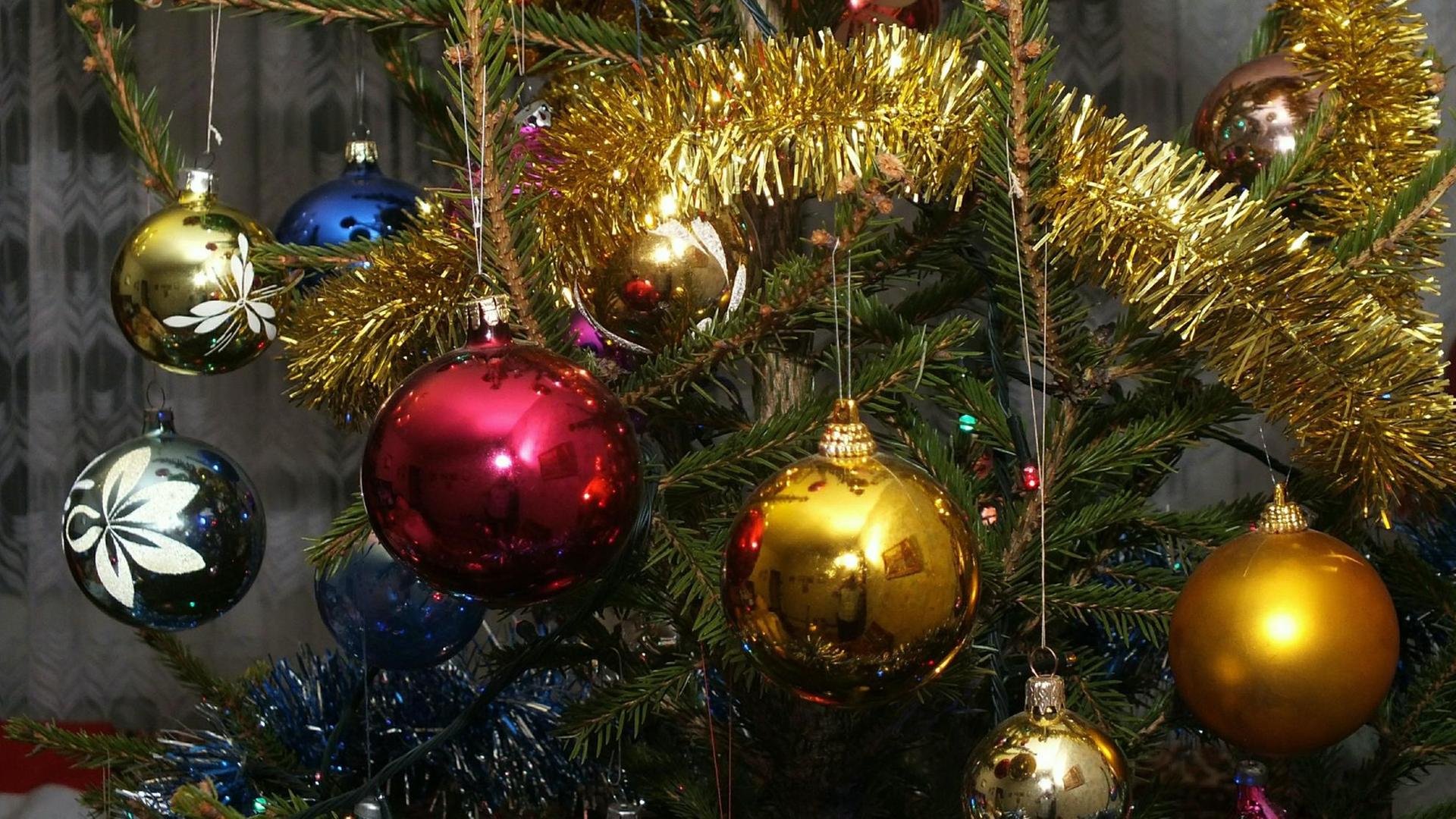 Bunte Weihnachtskugeln am Weihnachtsbaum Bunte Weihnachtskugeln am Weihnachtsbaum