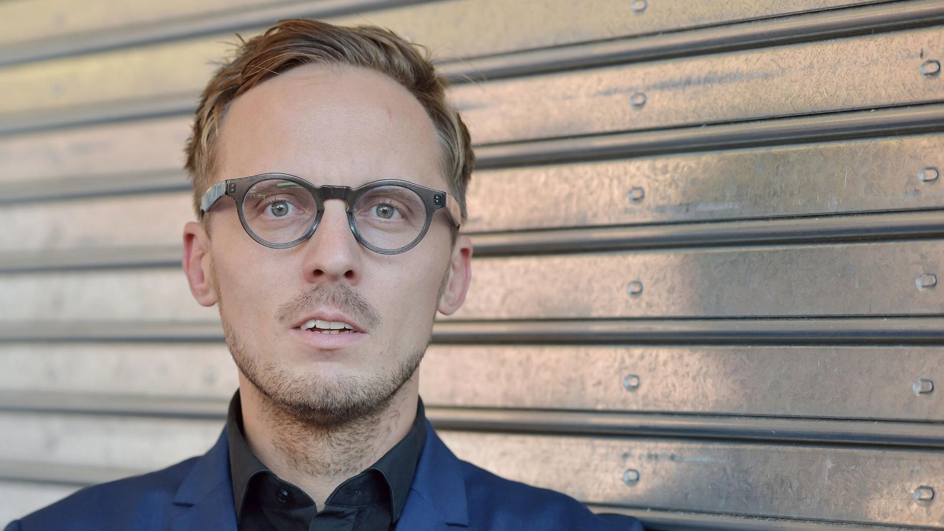 Der slowakische Autor Michal Hvorecky im Oktober 2018 auf der Frankfurter Buchmesse. Er hat kurze blonde Haare und trägt eine Brille. Der slowakische Autor Michal Hvorecky im Oktober 2018 auf der Frankfurter Buchmesse. Er hat kurze blonde Haare und trägt eine Brille.