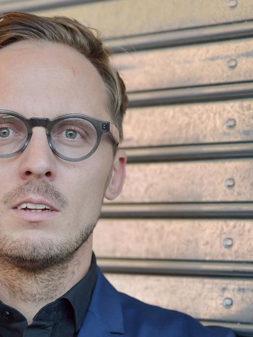 Der slowakische Autor Michal Hvorecky im Oktober 2018 auf der Frankfurter Buchmesse. Er hat kurze blonde Haare und trägt eine Brille.