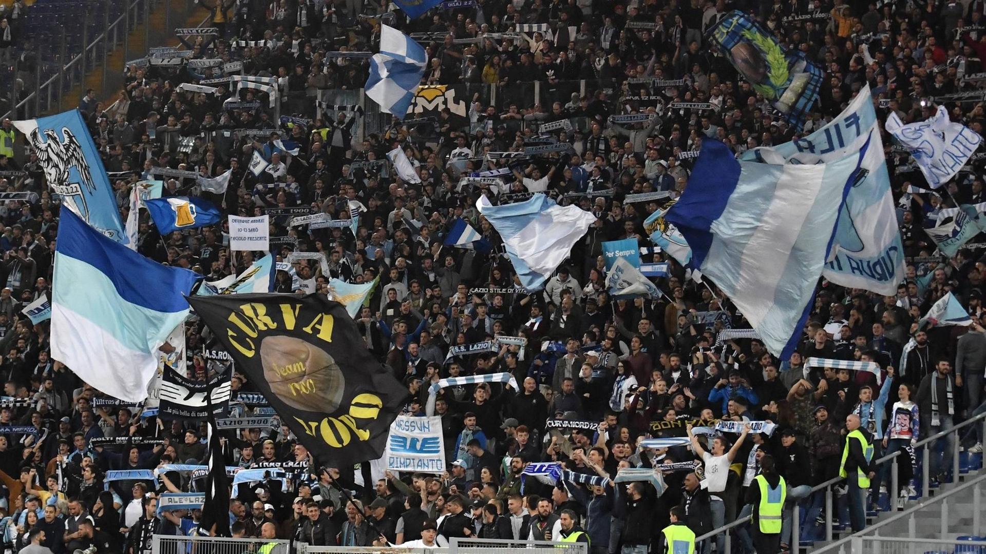 Lazio-Fans hatten die Fan-Kurve des Lokalrivalen AS Rom mit dem Bild der jüdischen Jugendlichen Anne Frank im Roma-Trikot und antisemitischen Sprüchen beklebt. Lazio-Fans hatten die Fan-Kurve des Lokalrivalen AS Rom mit dem Bild der jüdischen Jugendlichen Anne Frank im Roma-Trikot und antisemitischen Sprüchen beklebt.