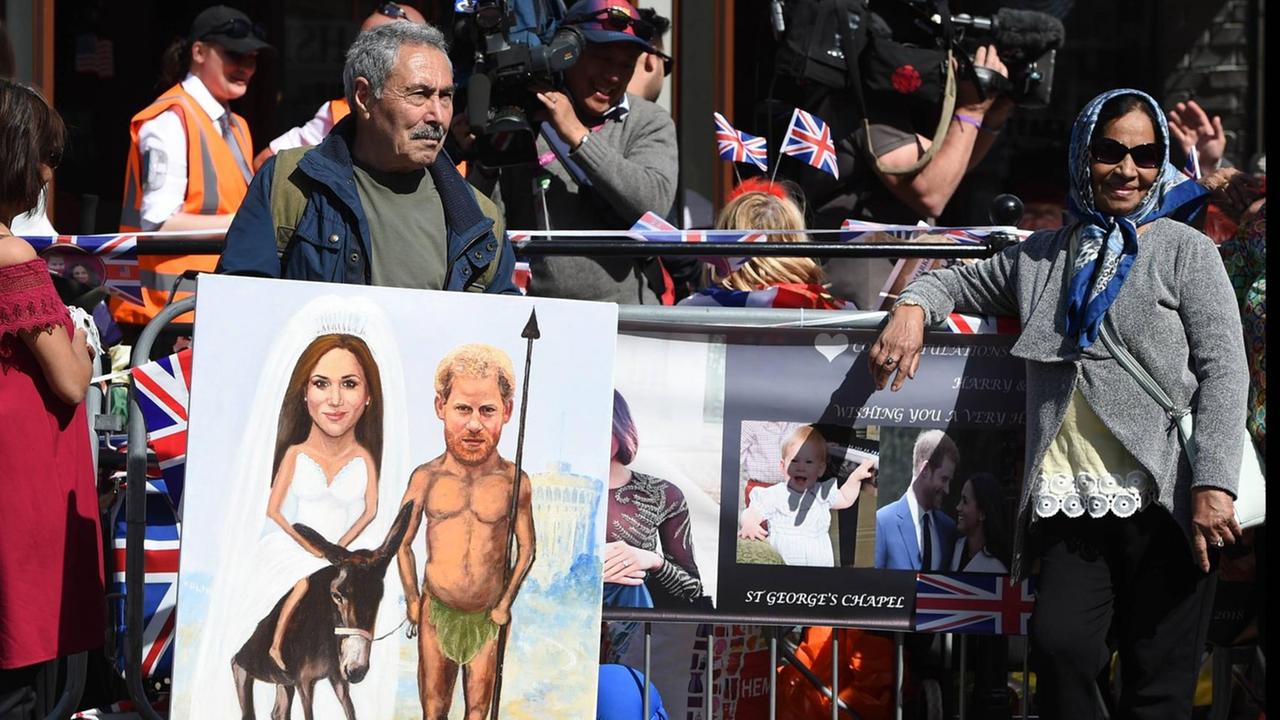 Devotionalien mit Harry und Meghan an einem öffentlichen Verkaufsstand Devotionalien mit Harry und Meghan an einem öffentlichen Verkaufsstand
