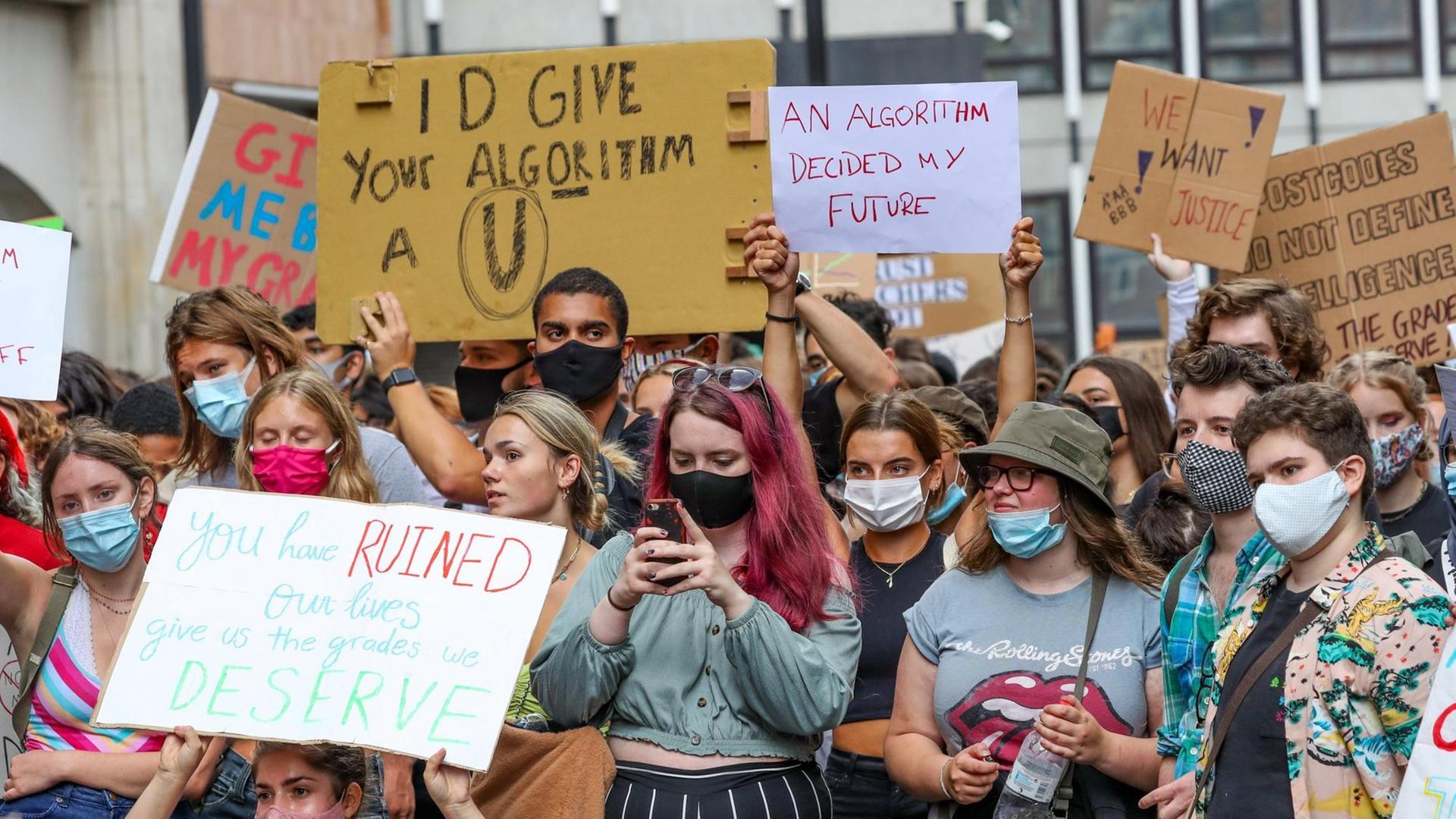 Schülerinnen und Schüler demonstrieren vor dem Bildungsministerium in London gegen die Algorithmus-Benotung. Schülerinnen und Schüler demonstrieren vor dem Bildungsministerium in London gegen die Algorithmus-Benotung.