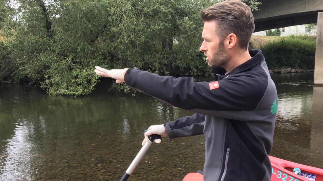 Julien Kruse von Lahntours-Aktivreisen auf dem Kanu zeigt seine Einweg-Handschuhe Julien Kruse von Lahntours-Aktivreisen auf dem Kanu zeigt seine Einweg-Handschuhe