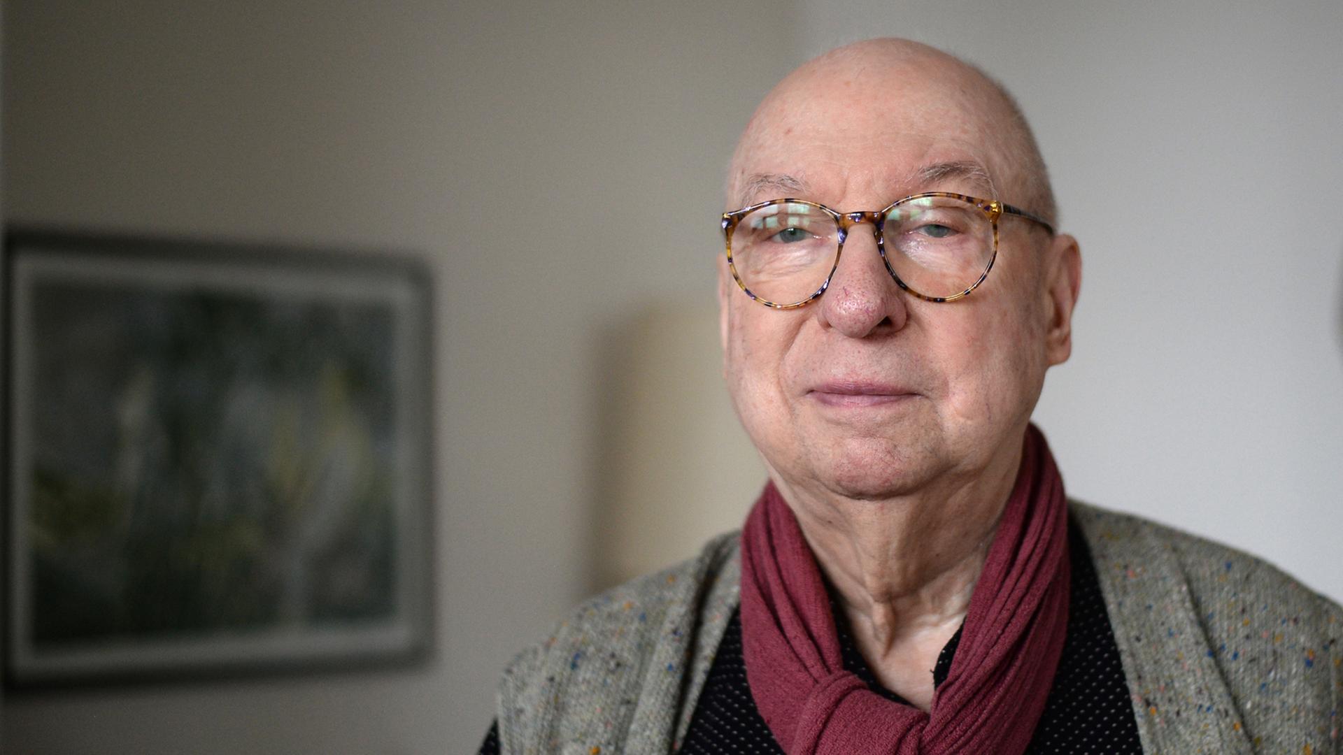 Aribert Reimann posiert in seiner Berliner Wohnung. Aribert Reimann posiert in seiner Berliner Wohnung.
