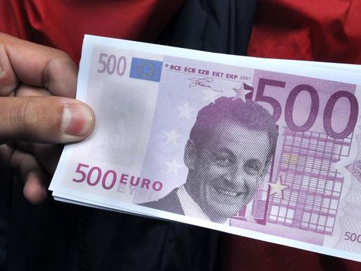 Der französische Ex-Staatschef Nicolas Sarkozy auf einer gefälschten Banknote