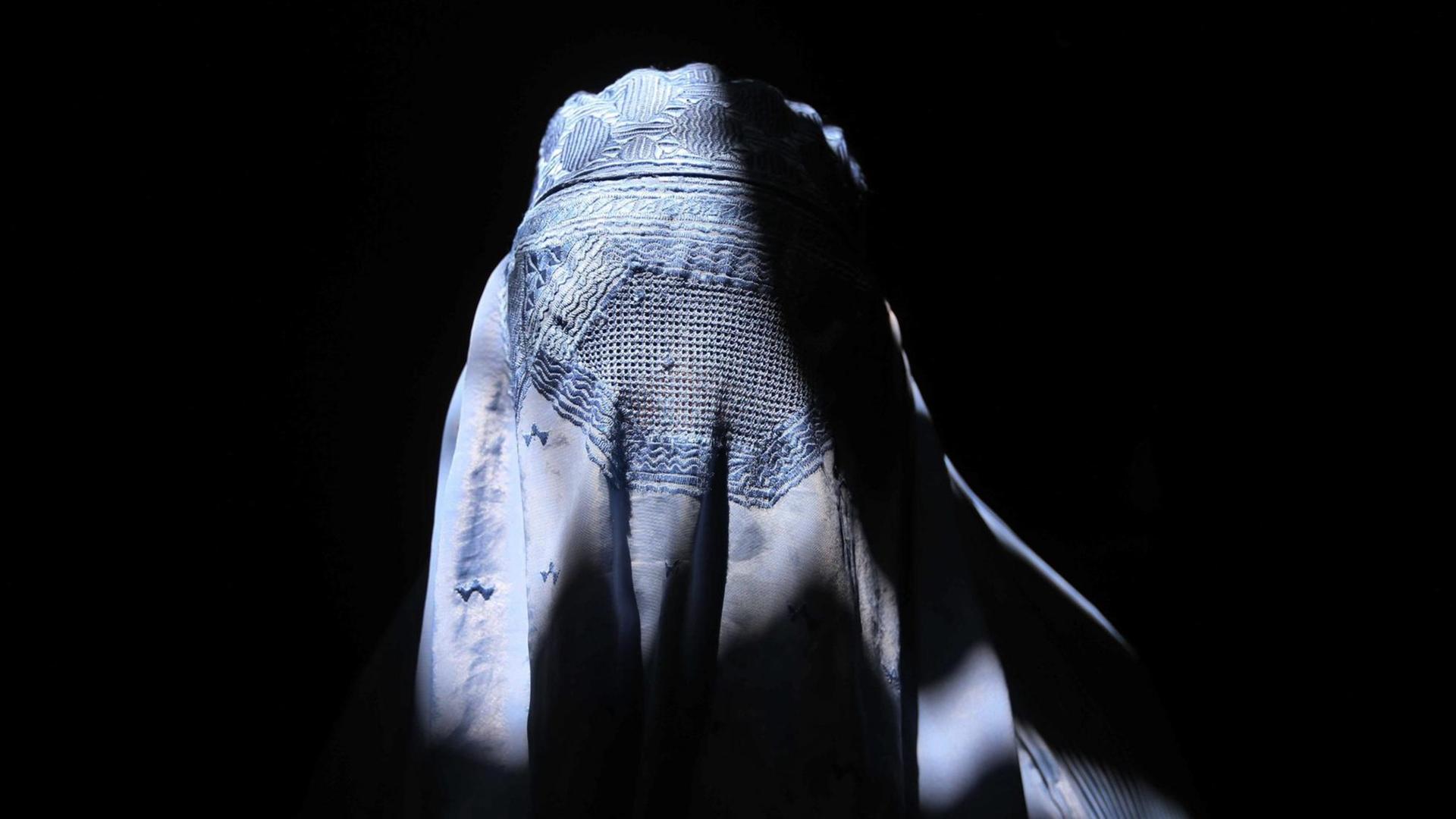 Eine afghanische Frau in Herat trägt eine Burka.