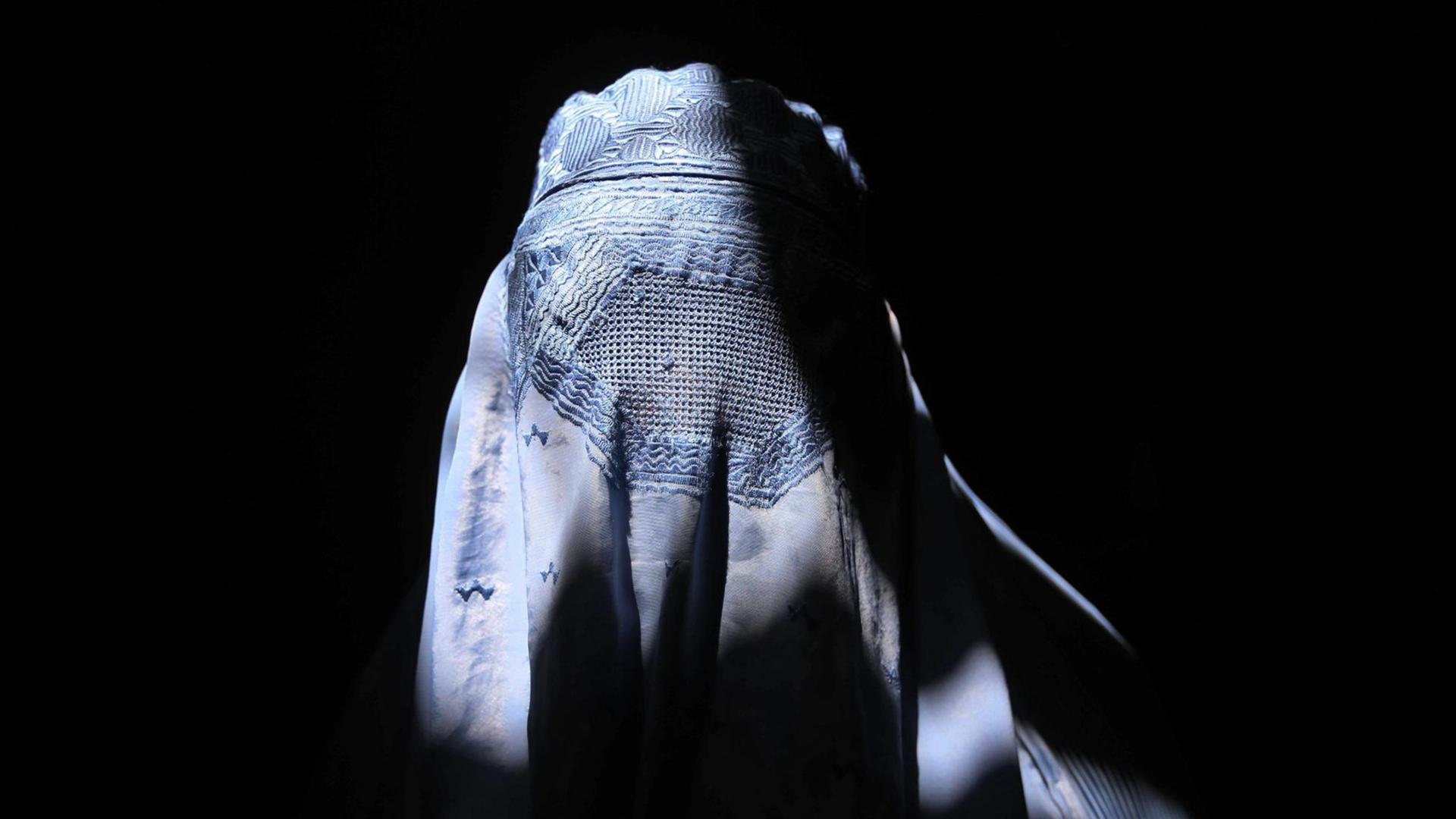 Eine afghanische Frau in Herat trägt eine Burka. Eine afghanische Frau in Herat trägt eine Burka.