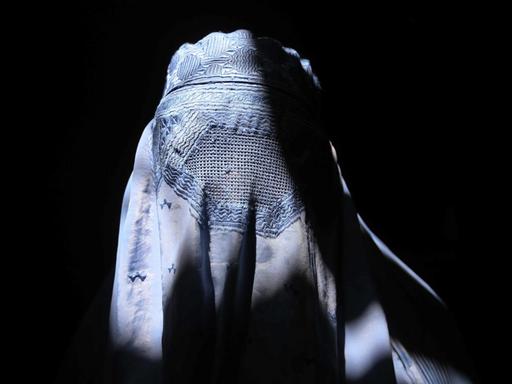 Eine afghanische Frau in Herat trägt eine Burka.