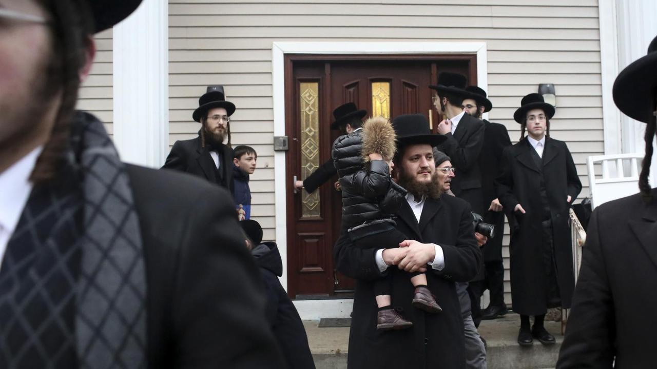 Versammlung vor dem Haus des Rabbi Chaim Rottenberg in Monsey, New York am 29. Dezember 2019. Dort wurden fünf Menschen bei einem antisemitischen Anschlag während einer Feier zum jüdischen Lichterfest Chanukka durch einen Messerangriff verletzt.