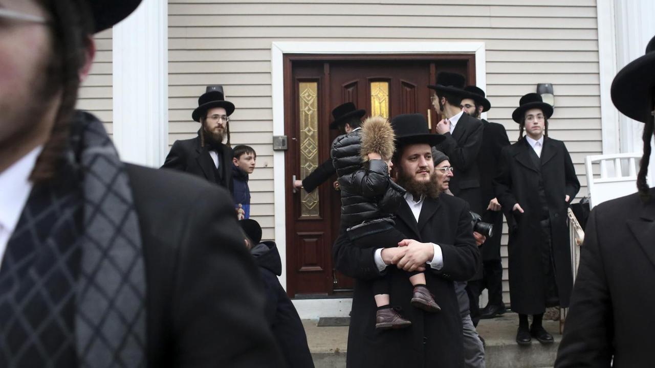 Versammlung vor dem Haus des Rabbi Chaim Rottenberg in Monsey, New York am 29. Dezember 2019. Dort wurden fünf Menschen bei einem antisemitischen Anschlag während einer Feier zum jüdischen Lichterfest Chanukka durch einen Messerangriff verletzt. Versammlung vor dem Haus des Rabbi Chaim Rottenberg in Monsey, New York am 29. Dezember 2019. Dort wurden fünf Menschen bei einem antisemitischen Anschlag während einer Feier zum jüdischen Lichterfest Chanukka durch einen Messerangriff verletzt.