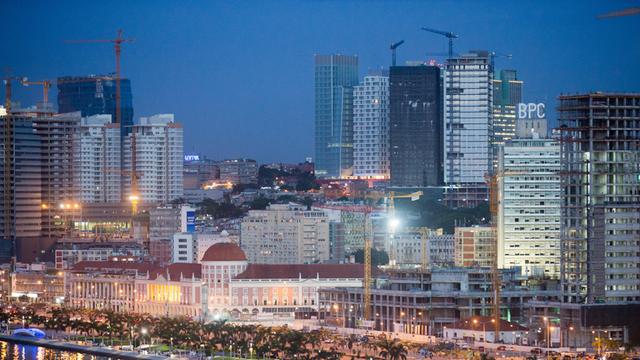 Uferstraße mit Skyline, aufgenommen am 26.03.2014 in Luanda in Angola. Zahlreiche Hochhäuser wachsen hinter der neugebauten Uferpromenade, der Bahia de Luanda in die Höhe.