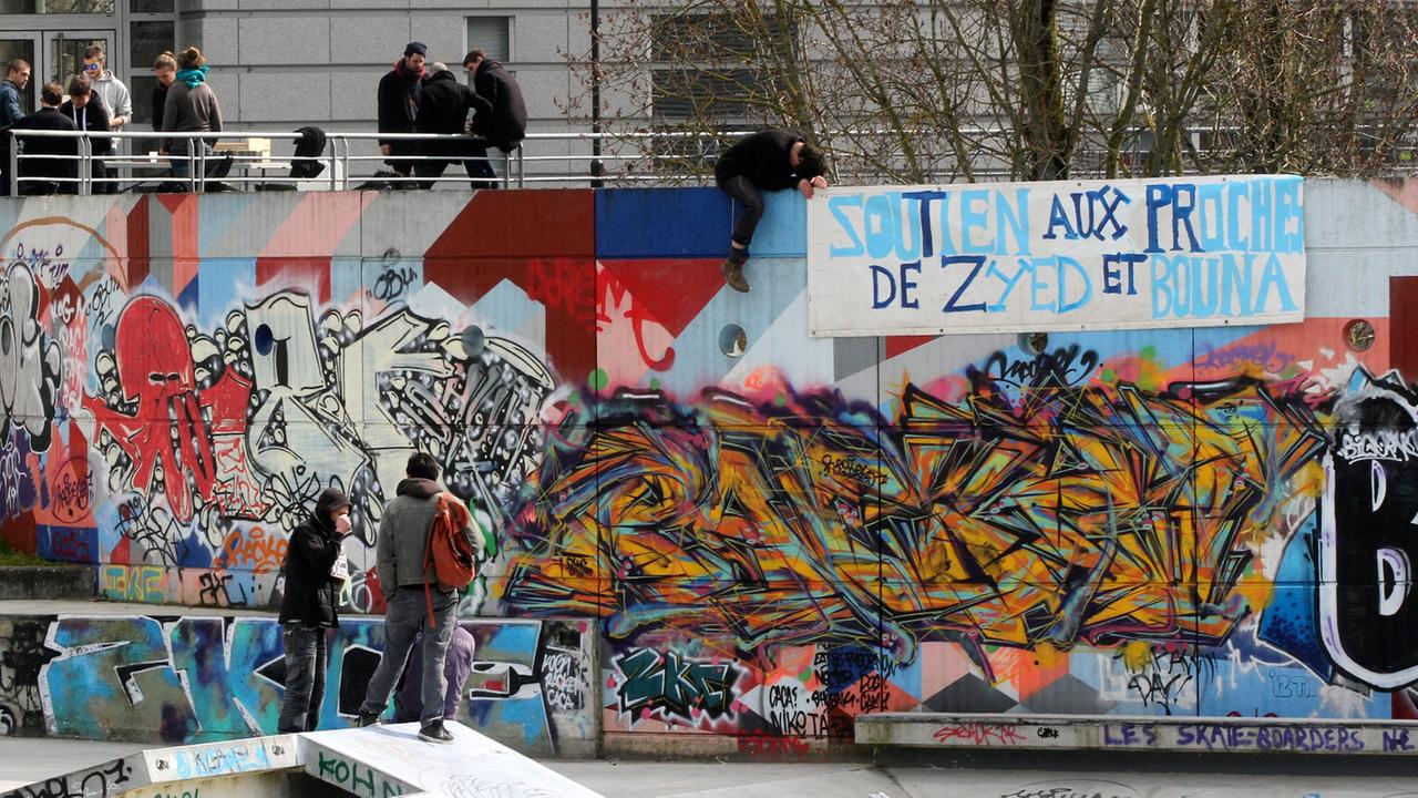 Ein Transparent vor dem Gerichtshof in Rennes ruft zur Unterstützung der Angehörigen der beiden 2005 in Clichy-sous-Bois gestorbenen Jugendlichen Bouna Traore und Zyed Benna auf. Ein Transparent vor dem Gerichtshof in Rennes ruft zur Unterstützung der Angehörigen der beiden 2005 in Clichy-sous-Bois gestorbenen Jugendlichen Bouna Traore und Zyed Benna auf.