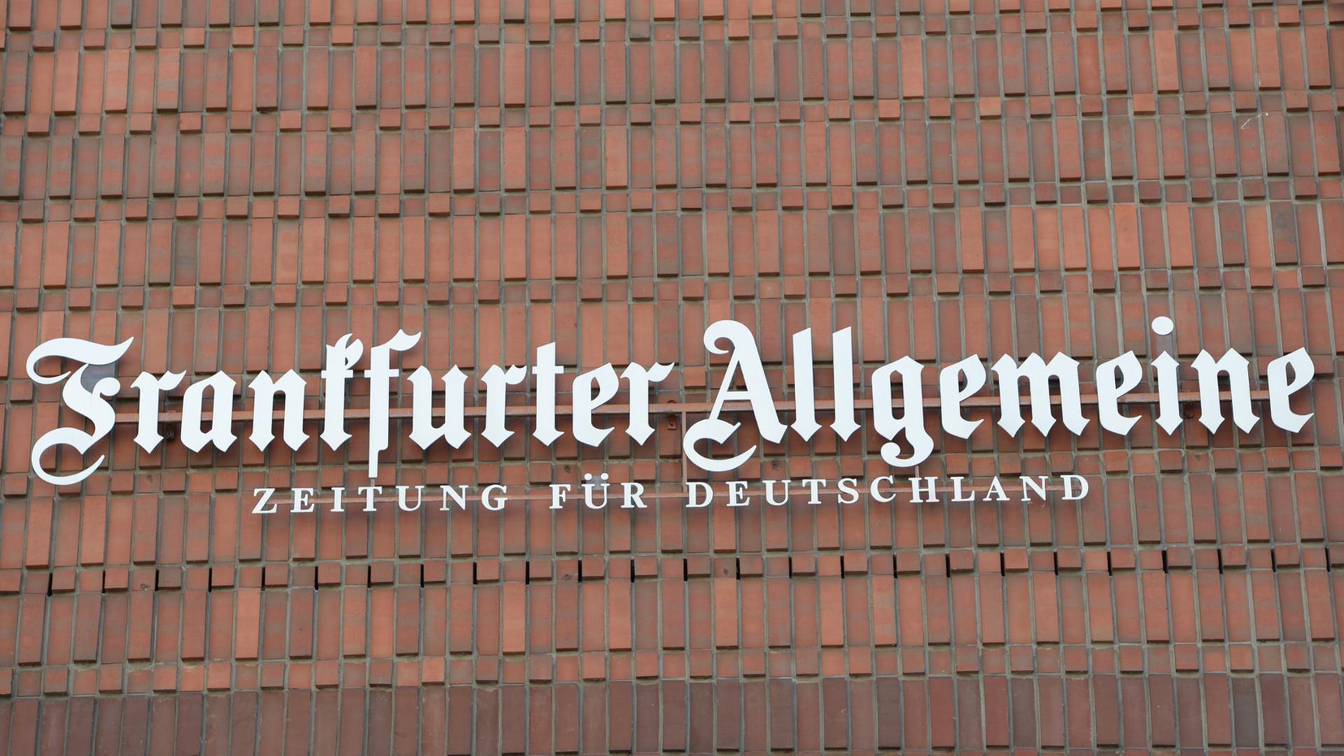 Der Schriftzug "Frankfurter Allgemeine Zeitung für Deutschland" prangt an der Fassade des Redaktionsgebäudes der "Frankfurter Allgemeinen Zeitung (FAZ)" in Frankfurt am Main. Der Schriftzug "Frankfurter Allgemeine Zeitung für Deutschland" prangt an der Fassade des Redaktionsgebäudes der "Frankfurter Allgemeinen Zeitung (FAZ)" in Frankfurt am Main.